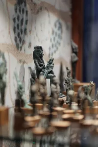 MAEC Cortona collezione egizia. Iside seduta con Horus sulle ginocchia, in atto di allattarlo, su base trapezoidale. 