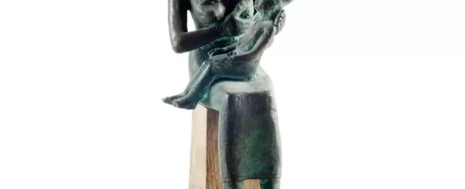 MAEC collezione egizia statuetta in bronzo raffigurante Iside che allatta Horus