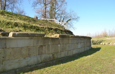 MAEC Area archeologica del Sodo scalinata altare del tumulo secondo tamburo