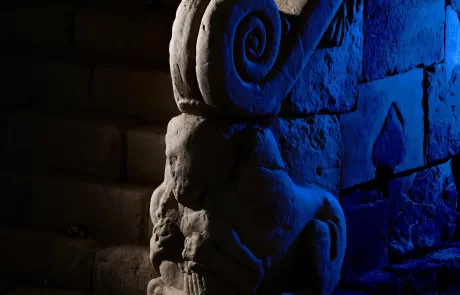 MAEC Cortona Area archeologica del Sodo la scalinata altare dettaglio del gruppo scultoreo